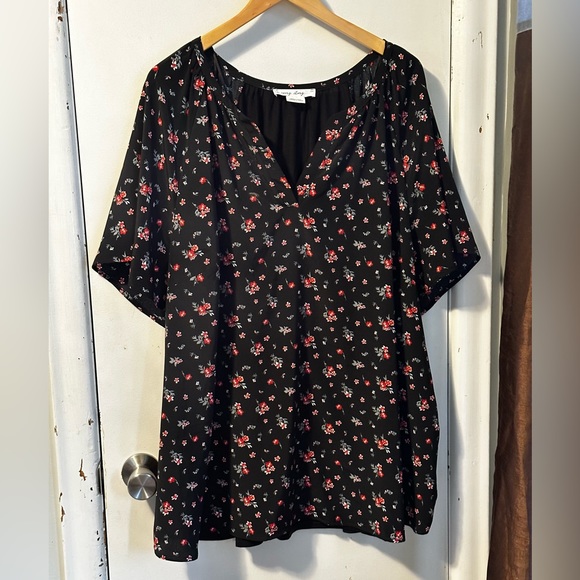 Additional Elle - black floral Vneck buttonless blouse short sleeve - Picture 1 of 6